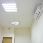 Высокий потолок, лампы дневного света, кондиционер